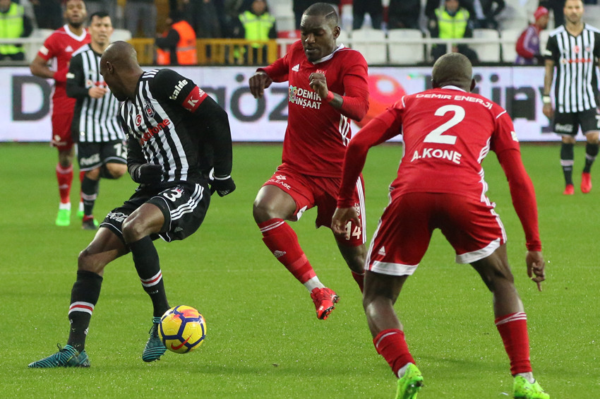 Demir Grup Sivasspor, Beşiktaşı eli boş gönderdi: 2-1