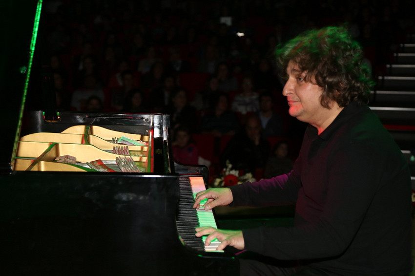 Tuluyhan Uğurlu Sirkecide konser verdi