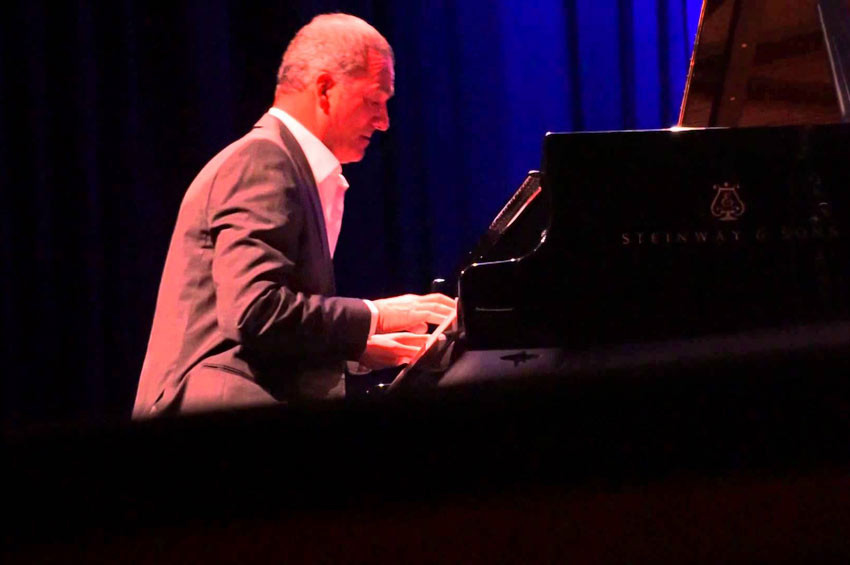 Kerem Görsev İKÜde konser verdi