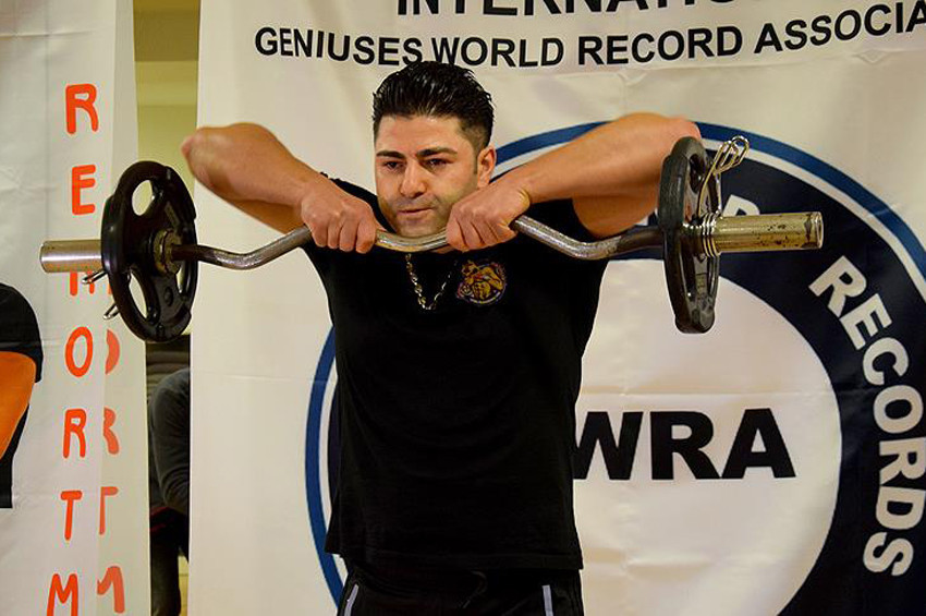 Bir saatte 26 bin 305 kilo kaldırdı