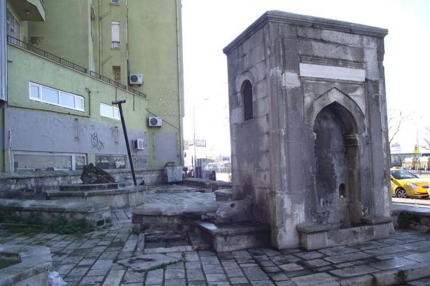 Kadıköydeki tarihi çeşme restorasyon için yıkıldı!