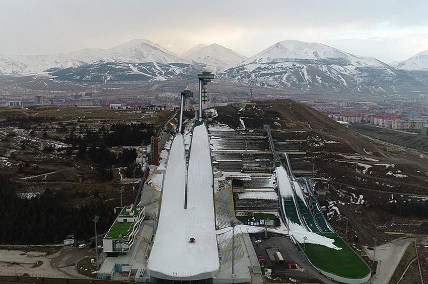 Erzuruma kayakla atlama için kar taşındı