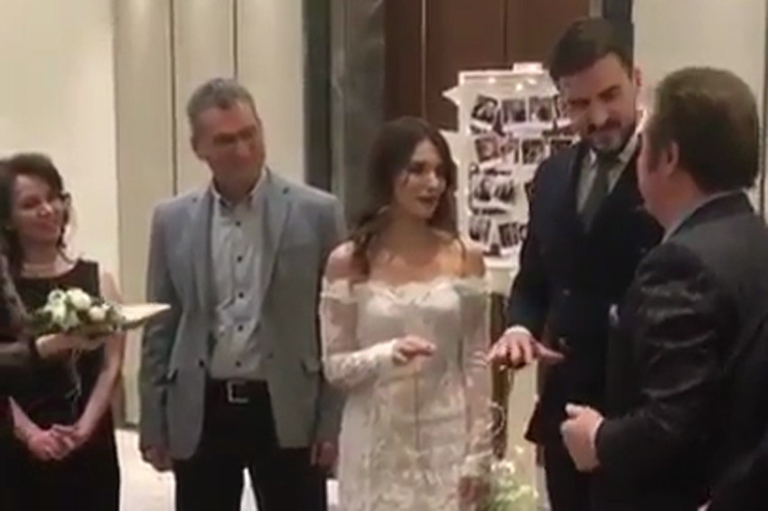 Oya Aydoğanın oğlu Gurur nişanlandı