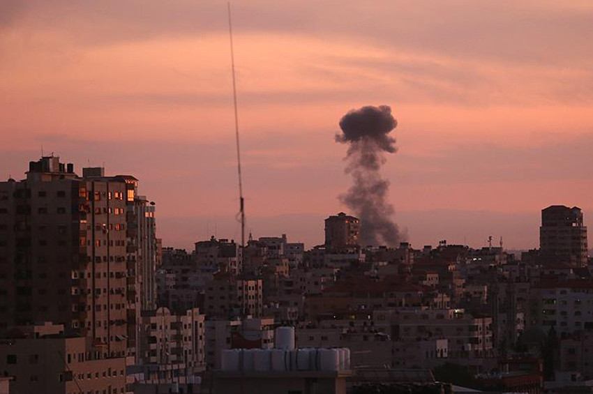 İsrail Gazzeyi uçak ve tanklarla vurdu