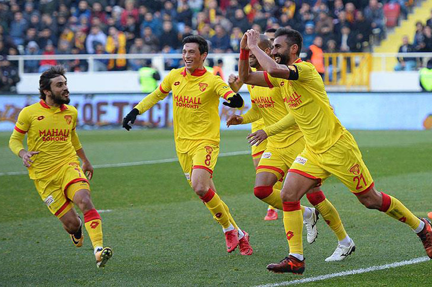 Gol düellosunu kazanan Göztepe zirveye göz kırptı