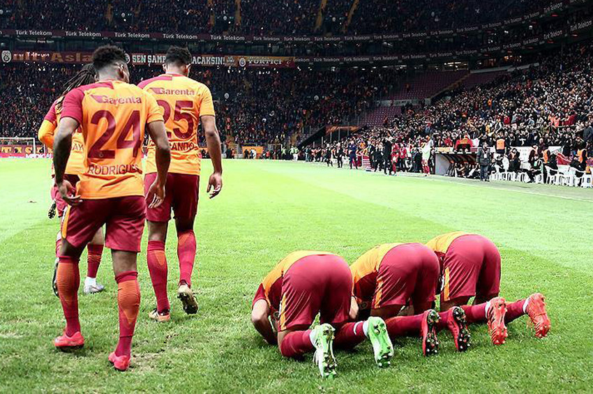 Galatasaraylı futbolcular Kudüs için secdeye indi