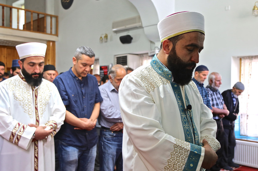 Cemaati İkiz İmamları görünce şaşırıyor!