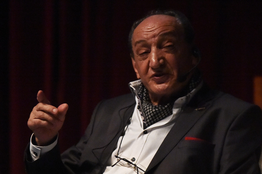 Şair Cemal Safiye hastanede şiir terapi uygulanıyor