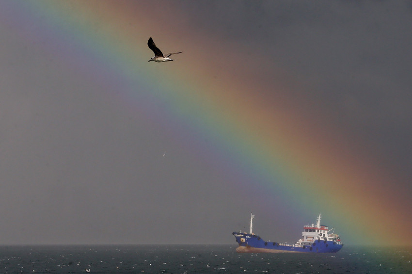 İstanbulda fırtına ortasında gökkuşağı