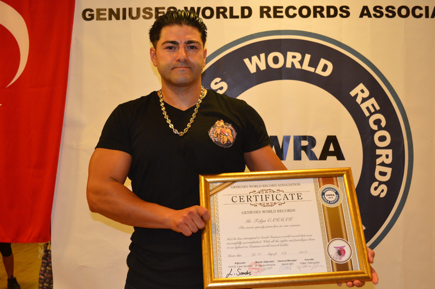 Dünya yumruk atma rekoru: Bir dakikada 524 yumruk