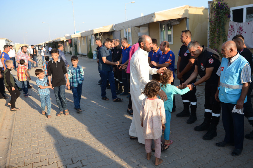 Çadır kentlerde bayram namazı