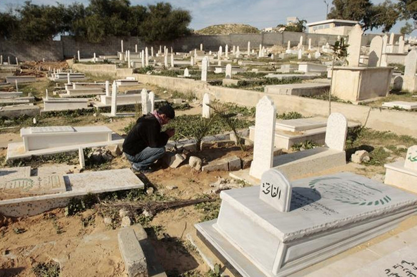 İsrail Kudüste Müslüman mezarlığının duvarını yıktı