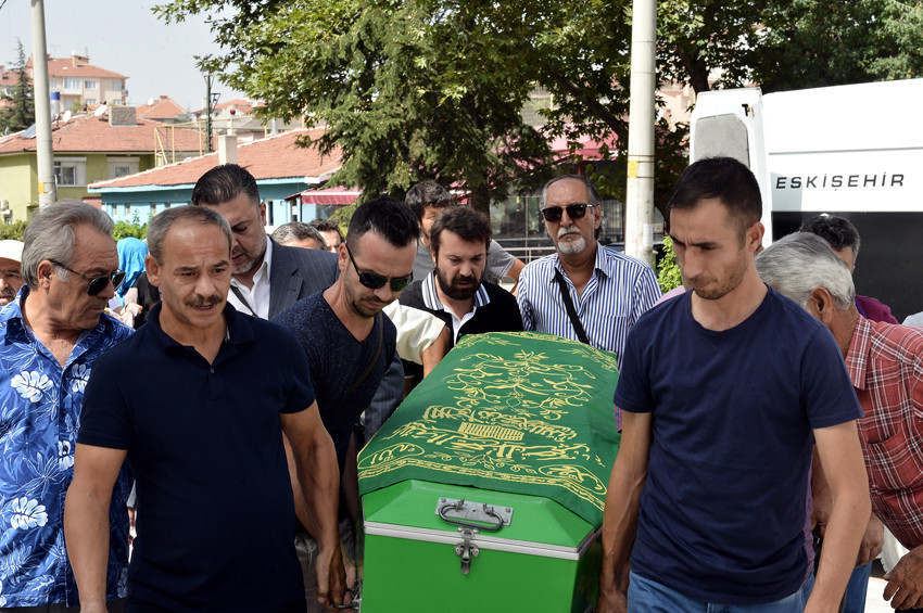 Halil Sezai babasını toprağa verdi