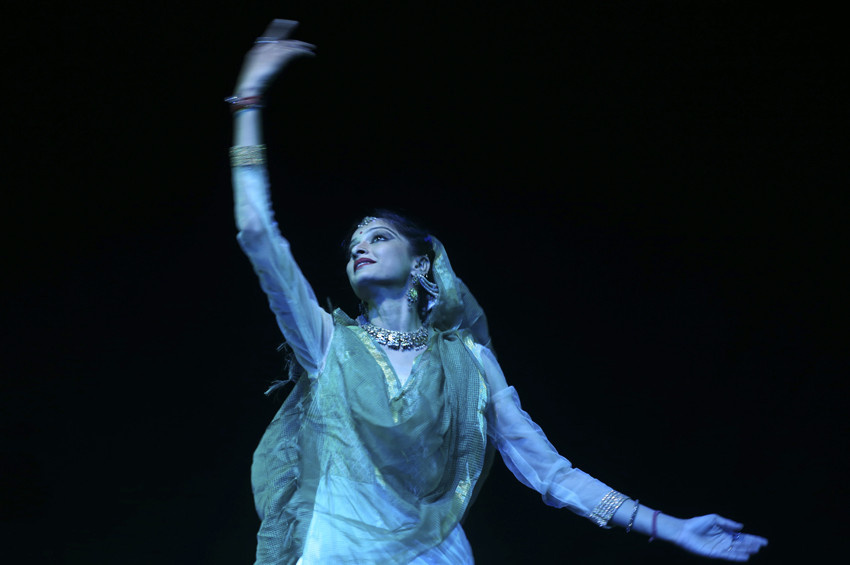  Abhivyanjna Hint Dans Grubu'ndan Kathak dansı