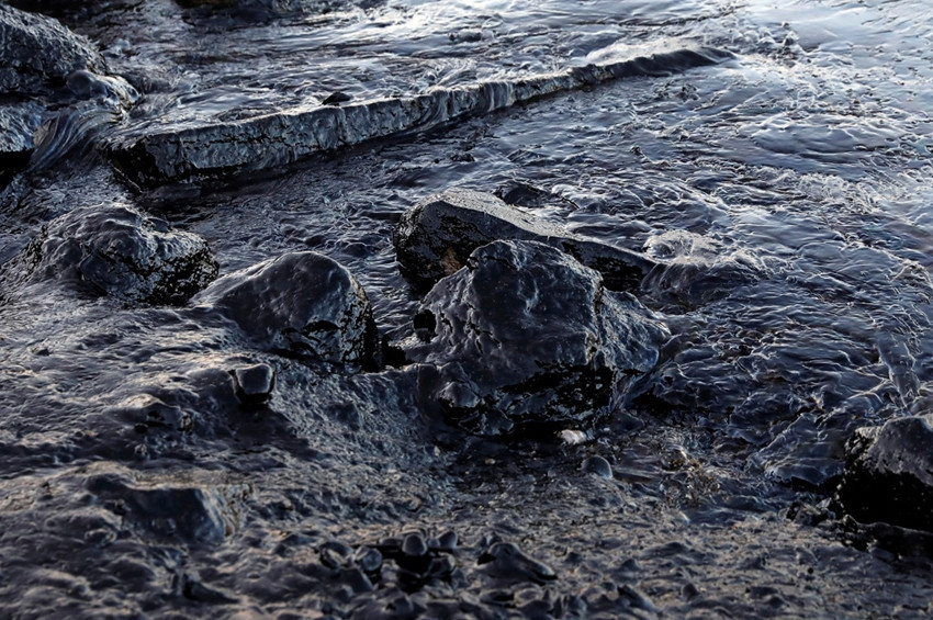 Atina sahilleri petrolden siyaha boyandı