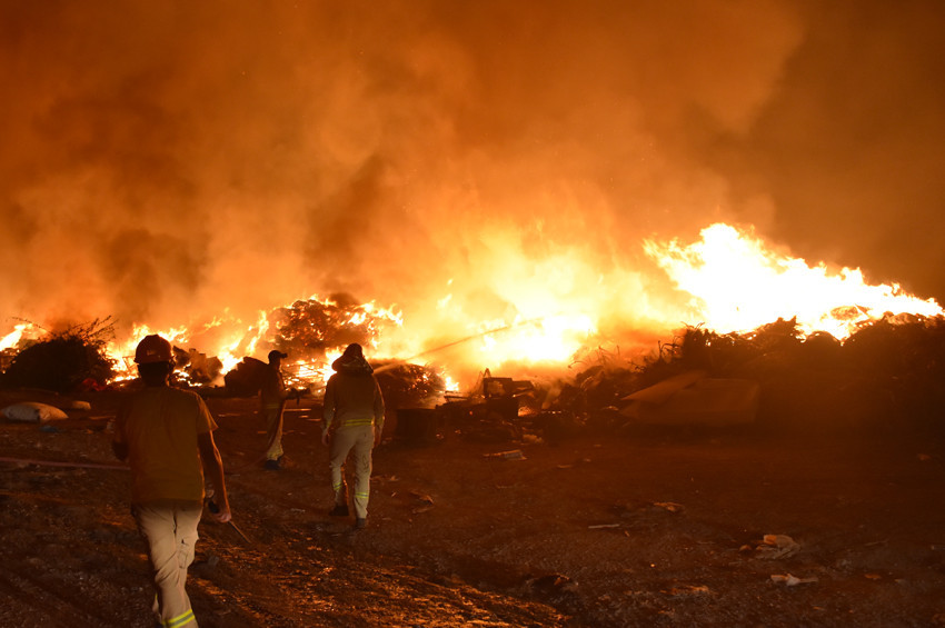 Bodrumda çöplük yangını panik doğurdu