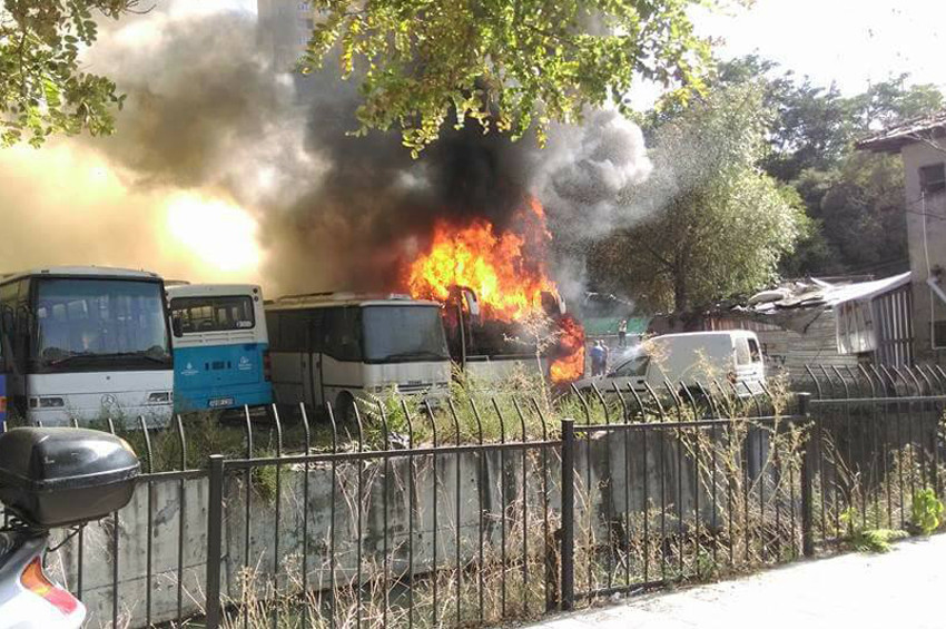 Ayazağada park halindeki 5 araç yandı