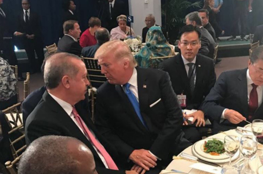 Erdoğan ve Trump yanyana yemek yedi