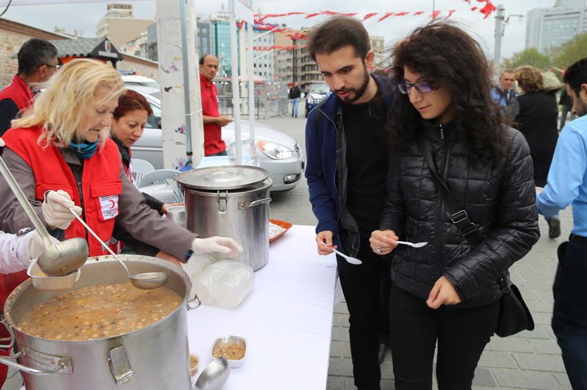 Kızılay, Taksim Meydanında aşure dağıttı
