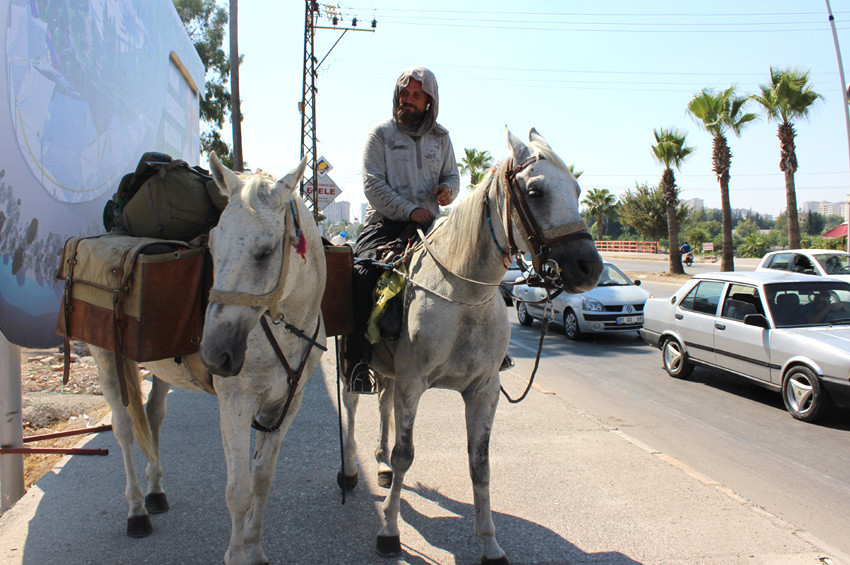 Hacı olmak için at sırtında Polonyadan Kudüse gidiyor
