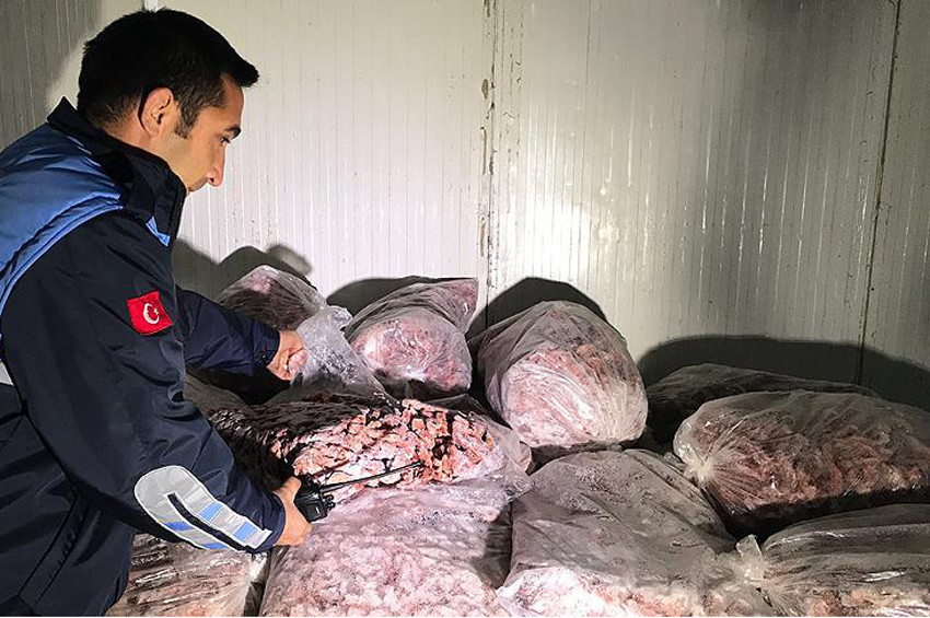 Adanada kaçak tavuk kesimi operasyonu