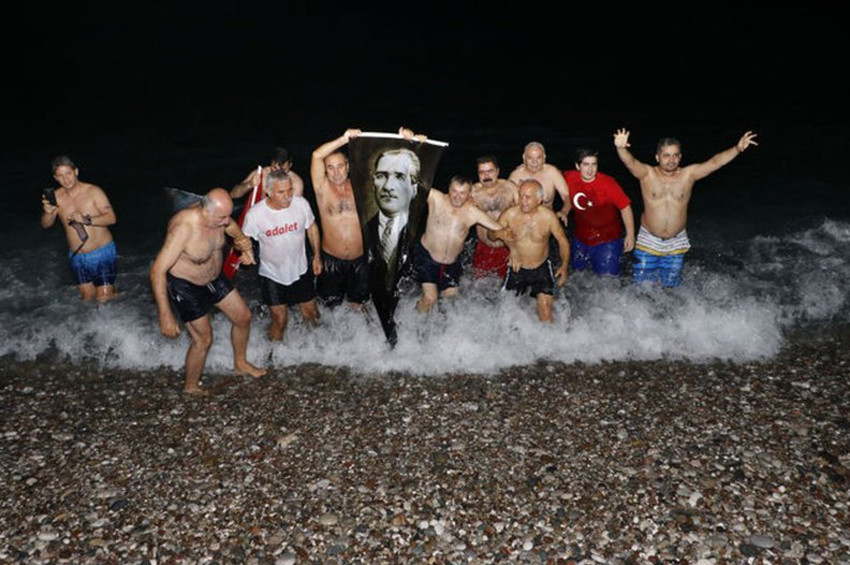 Yeni yıla denizde yüzerek girdiler