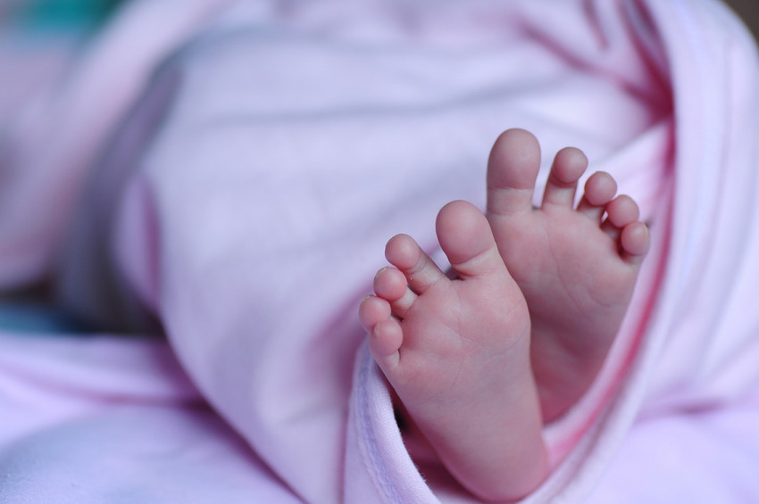 Cami avlusunda yeni doğmuş bebek bulundu