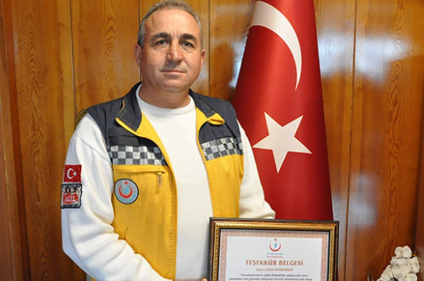 Hastayı sırtında taşıyan ambulans şoförü takdir edildi