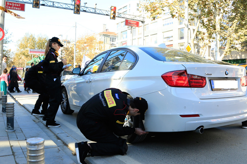 Pirelli Bağdat caddesinde diş derinliği ölçtü