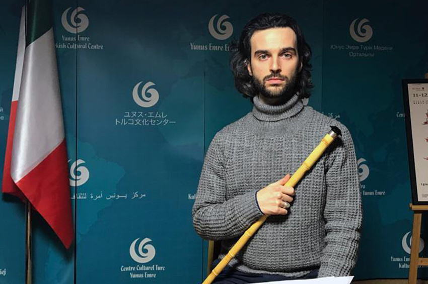 Ney kalbime dokundu, Müslüman oldu