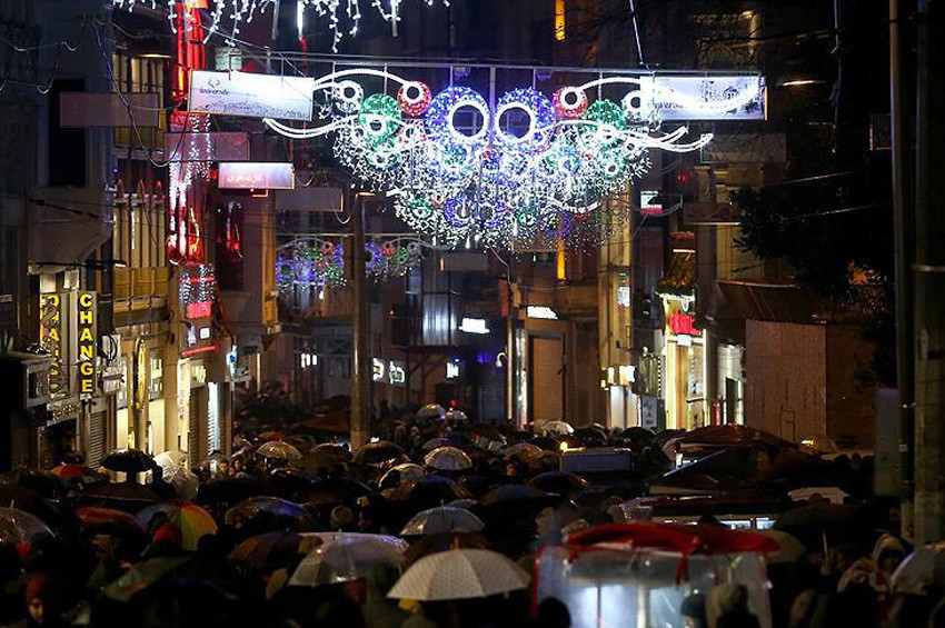İstiklal caddesinde skandal: Tahta parçası turisti yaraladı