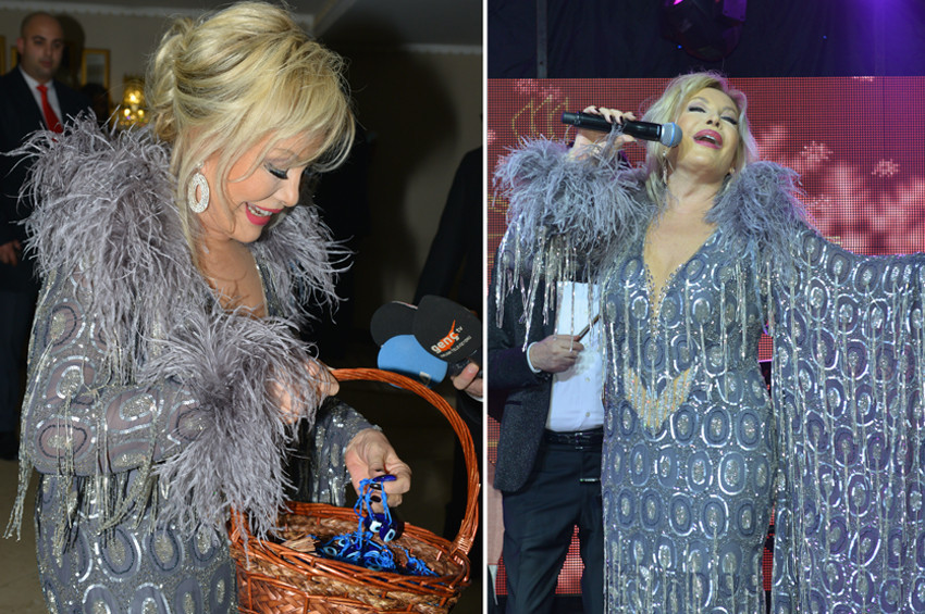 Emel Sayın 2018e mavi boncuk dağıtarak girdi