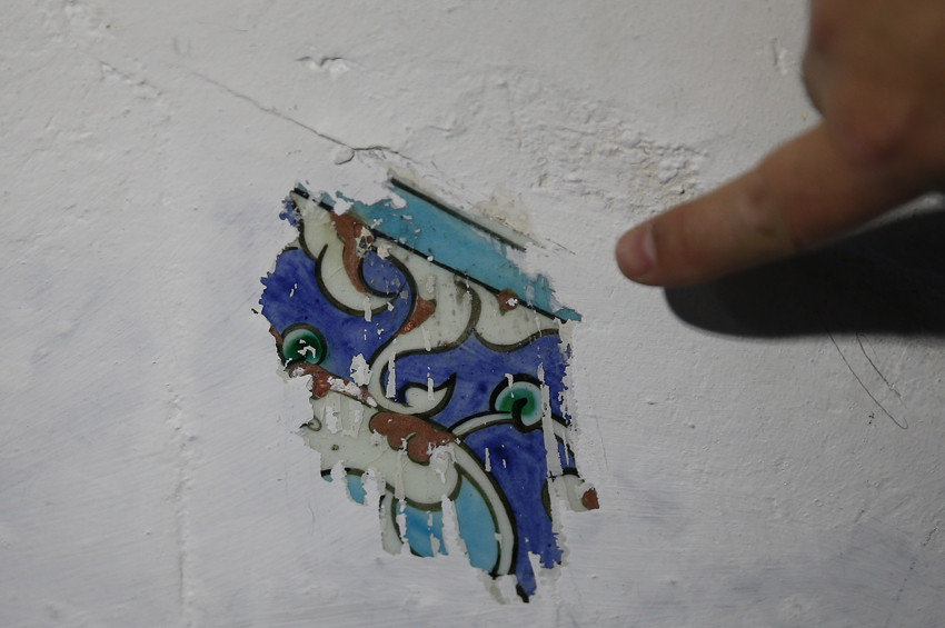 408 yıllık Tarihi Caminin çinilerini sıvamışlar