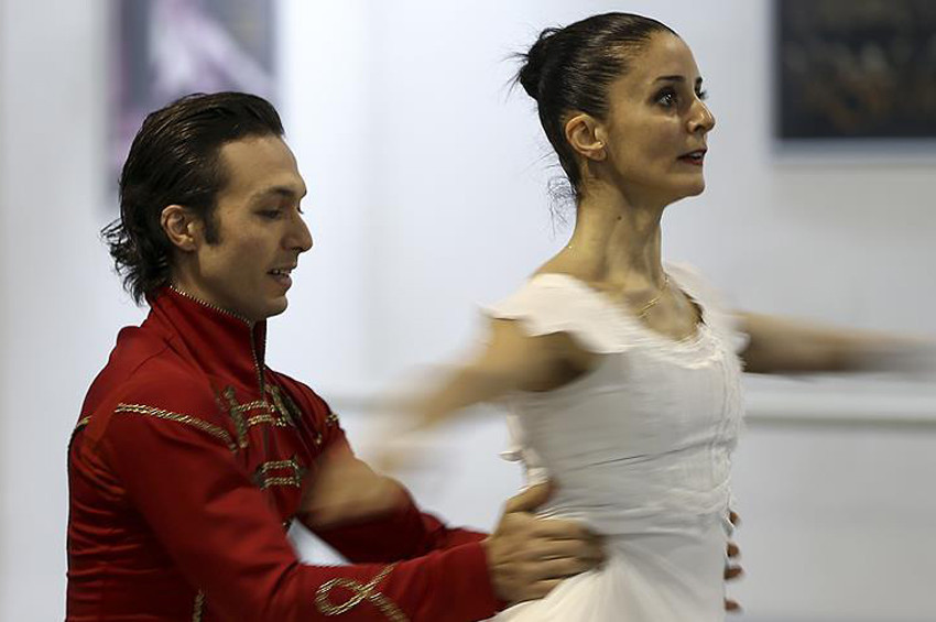 Balerin Özge Başaran ve balet Burak Kayıhan baleyi anlattı