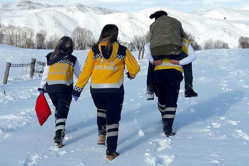 Ambulans şoförü hastayı sırtında taşıdı