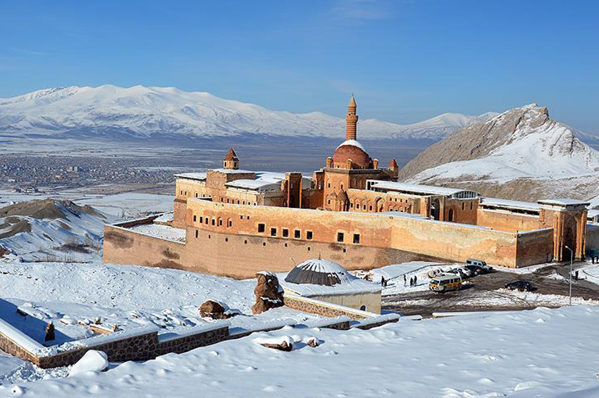 Tarihi İshak Paşa Sarayı beyaza büründü