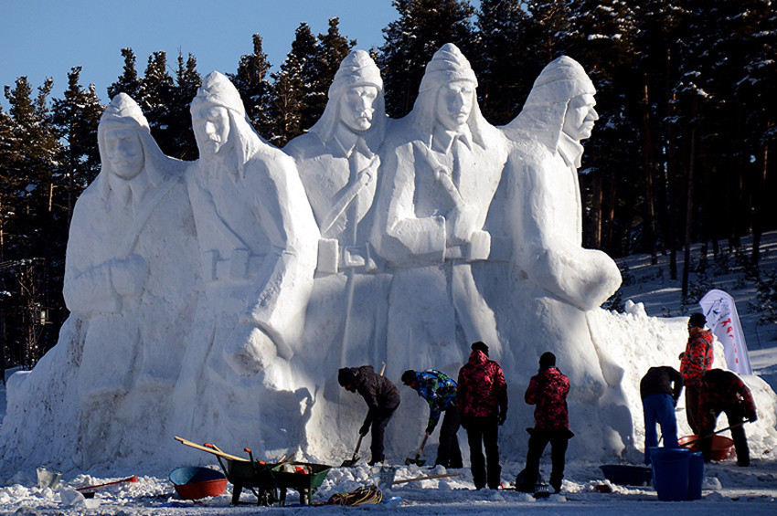 Sarıkamış şehitleri anısına kardan dev heykeller yaptılar
