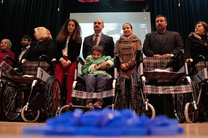 Bir milyon mavi kapakla 12 engelli sevindirildi