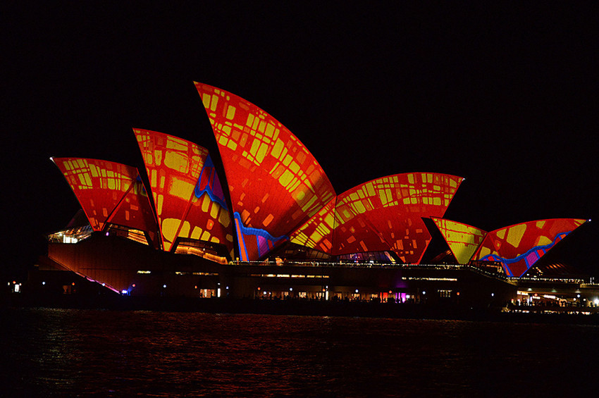Sydney Opera Evi ziyaretçilerle dolup taşıyor
