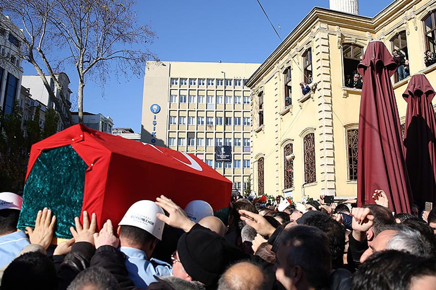 Usta sanatçı Münir Özkulun cenazesi toprağa verildi