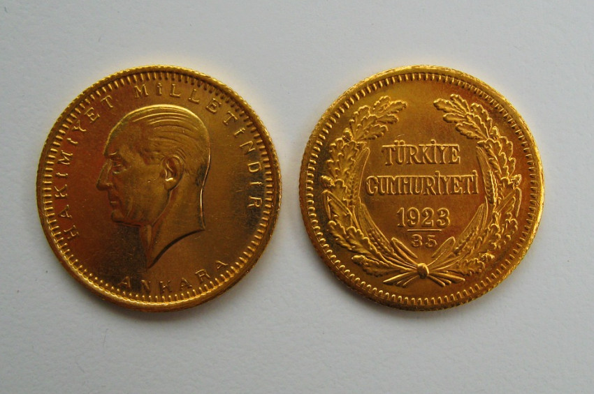 Düğünde taktığı çeyrek altını icrayla geri aldı