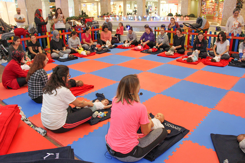 Capacity AVMde anne ve bebekler birlikte yoga yapıyor