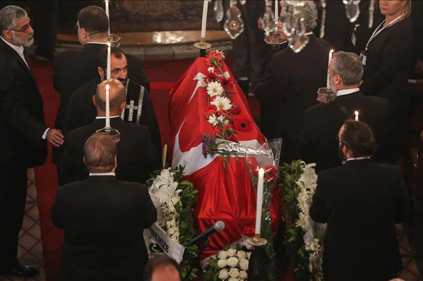 Ara Gülerin cenazesi toprağa verildi