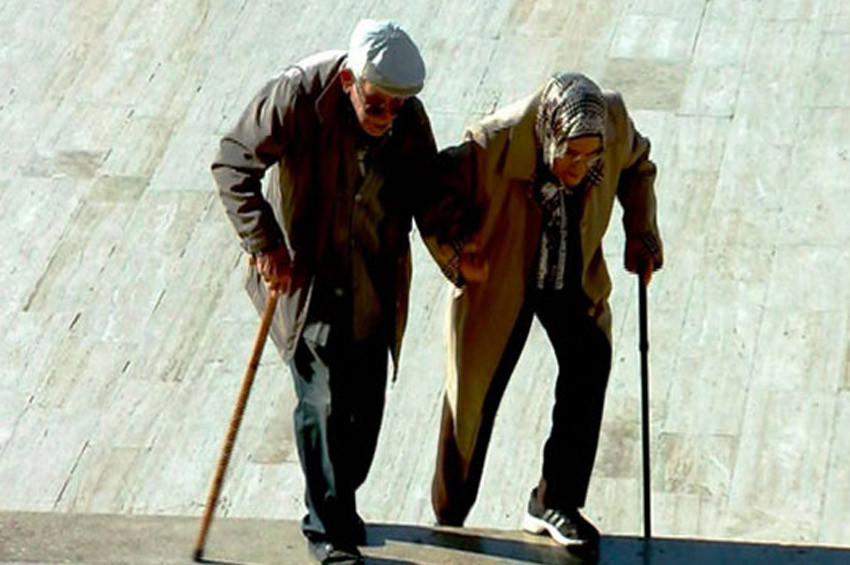 El ele vererek bastonlarıyla Anıtkabire gittiler