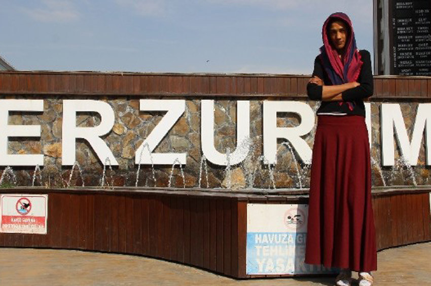 Genç kız boyu uzun diye evden kovuldu