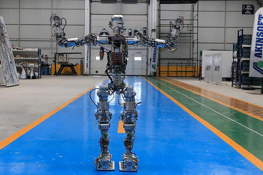Adım atan insansı robot Akıncı-4 3 dil konuşabiliyor