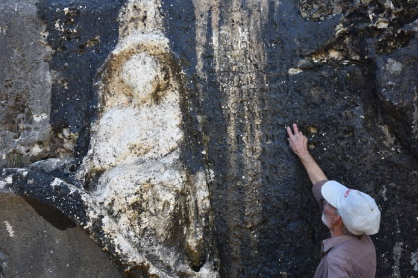 Adıyamanda sıradışı bir Roma dönemi kaya mezarı bulundu