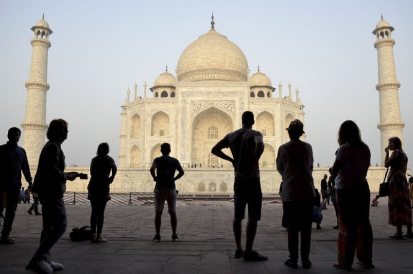 Tac Mahalde namaz kılınması yasaklandı!