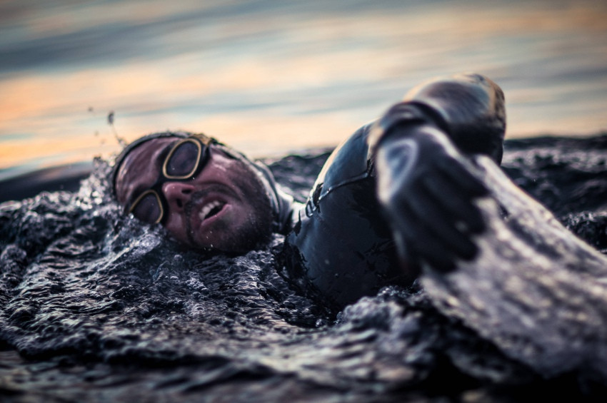 Ross Edgley, Britanya’nın çevresini yüzerek dolaştı