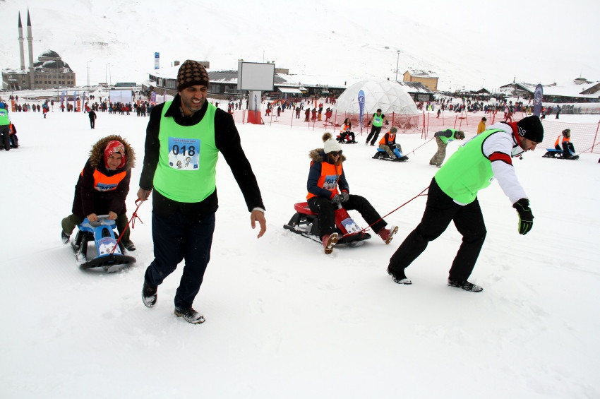 Artık çekilmez oldun diyerek eşlerini çektiler